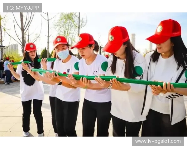 班主任带领孩子们快乐游戏时光培养团队精神和合作意识